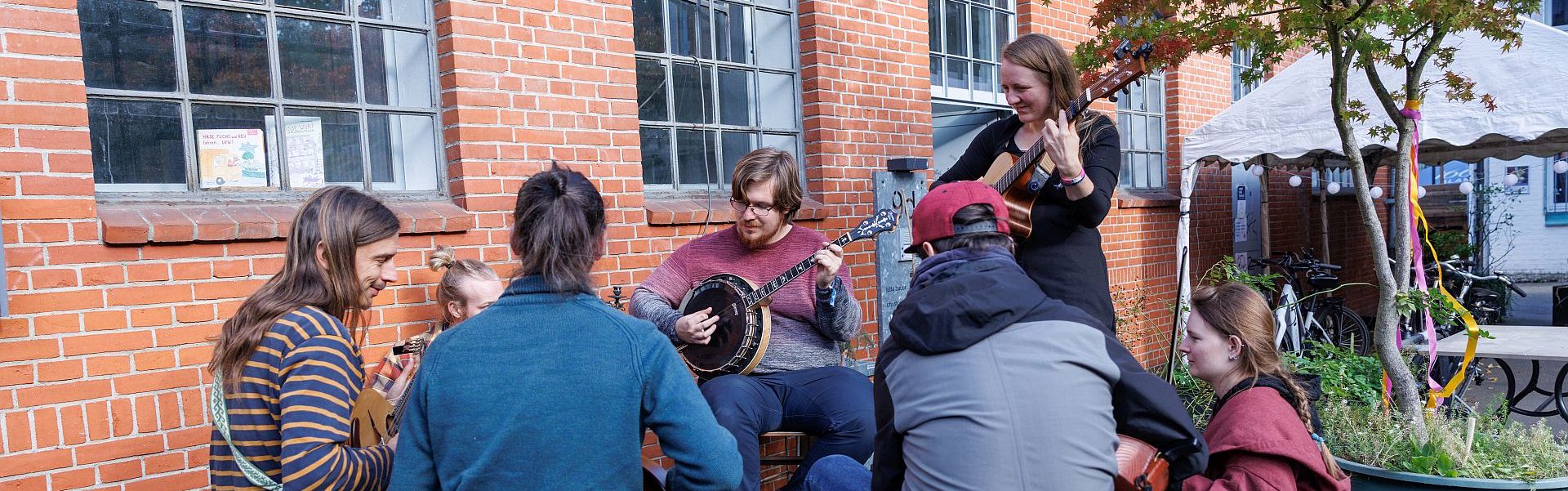 Klicken um die Schaltflächen oben zu zeigen oder zu verbergen