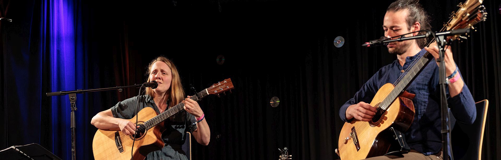 Klicken um die Schaltflächen oben zu zeigen oder zu verbergen